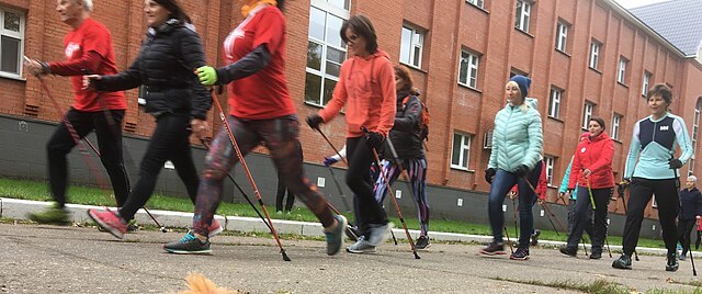 Daily Mail: скандинавская ходьба помогает похудеть в талии