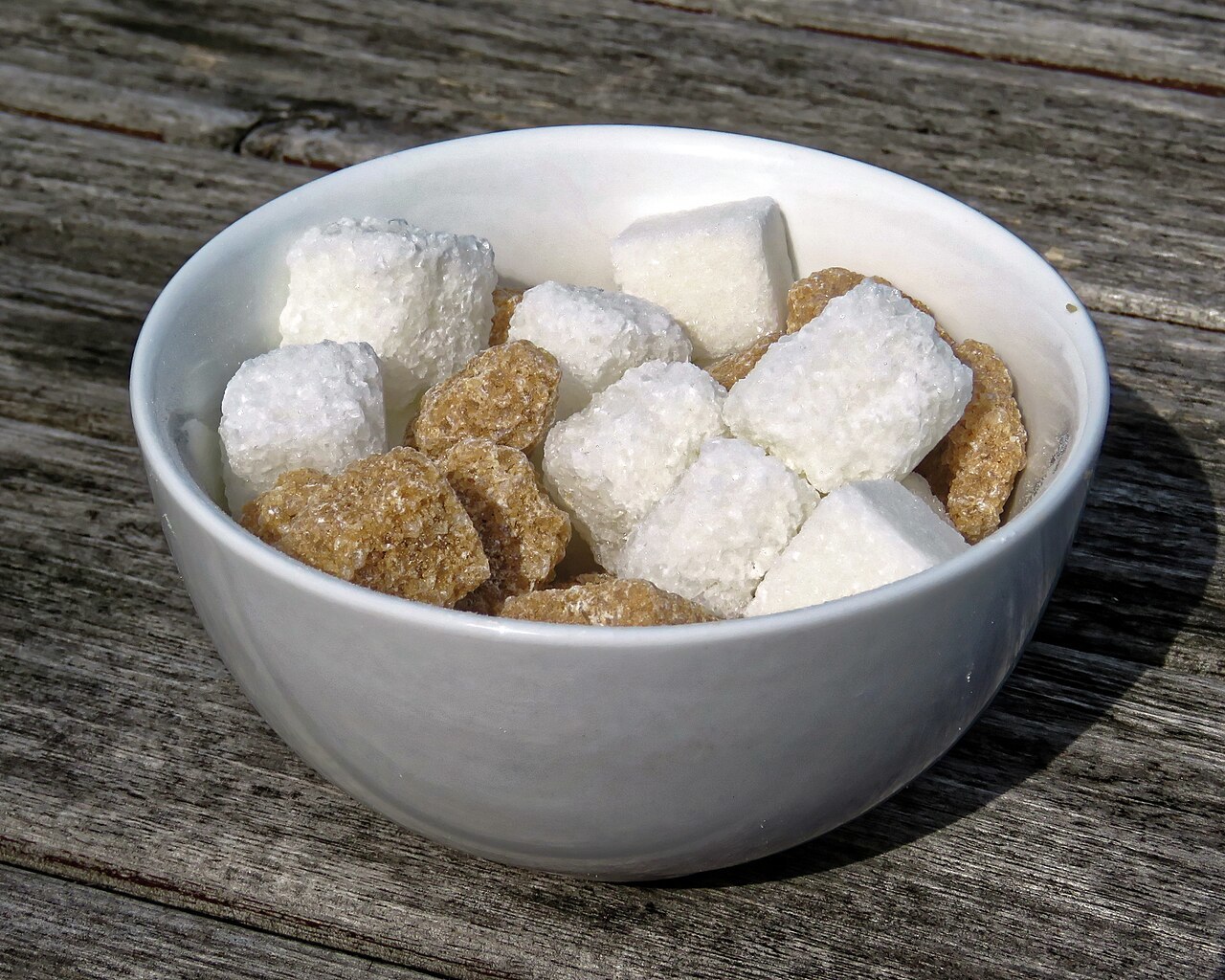 Диетолог Соломатина рассказала, почему нельзя полностью отказаться от сахара
