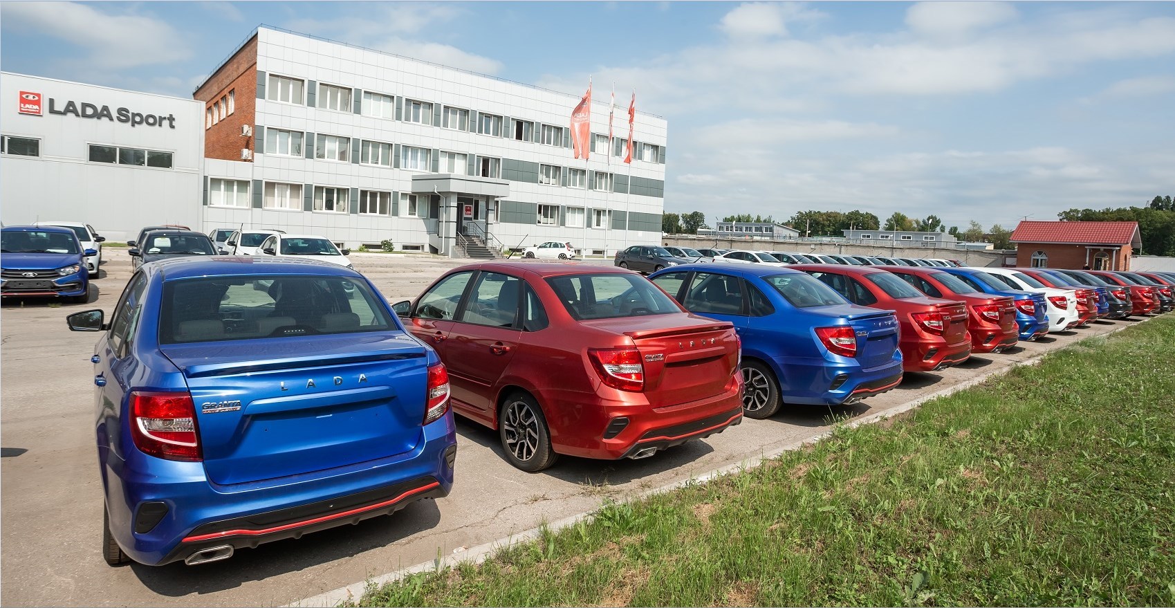 Автомобили Lada начали продавать на Wildberries: цены начинаются с 1 459 990 рублей