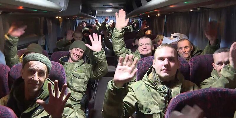 В Москву прибыли российские военные, освобожденные из плена