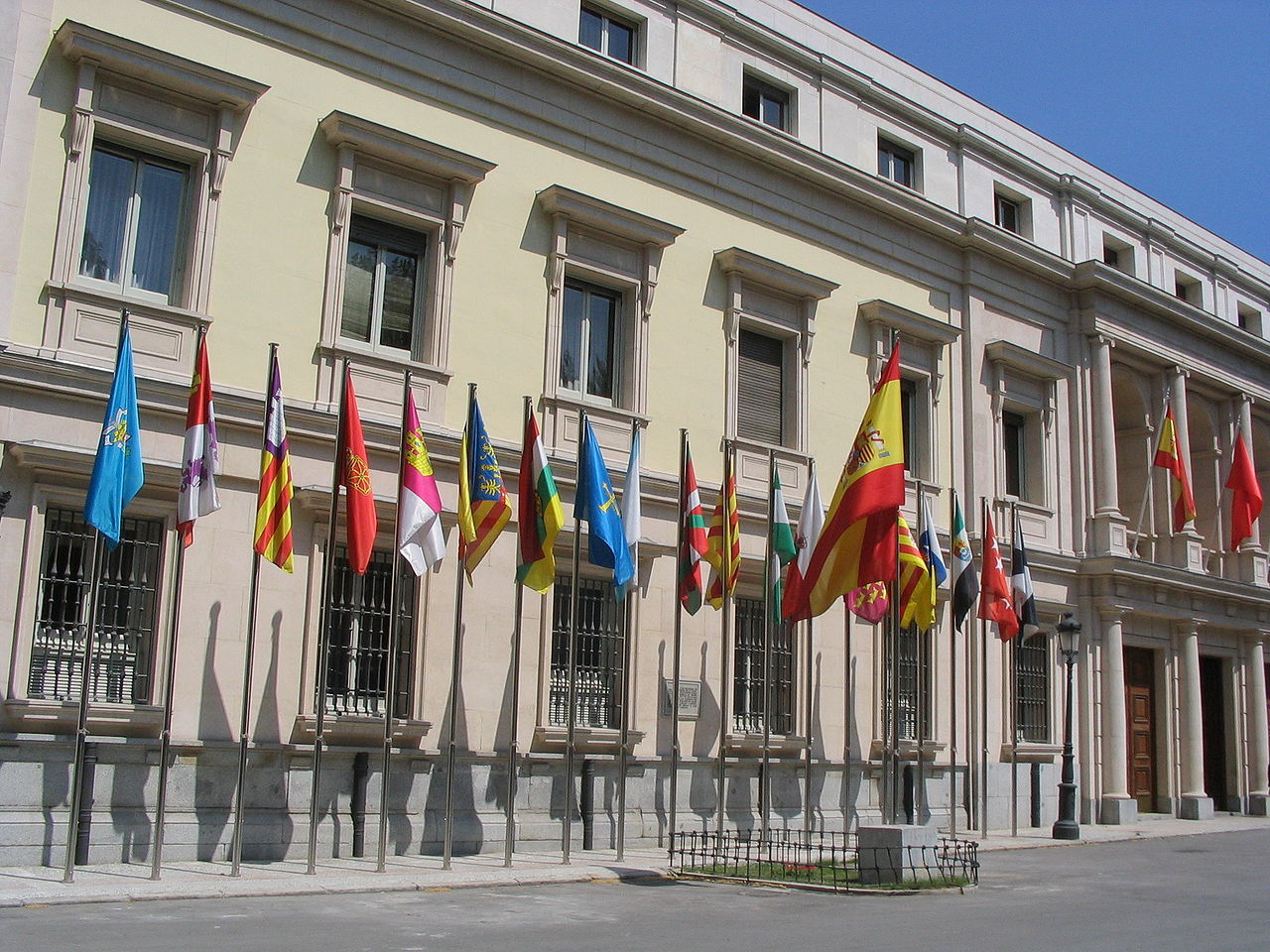 Испания поддержит любое решение МУС по ордерам на арест