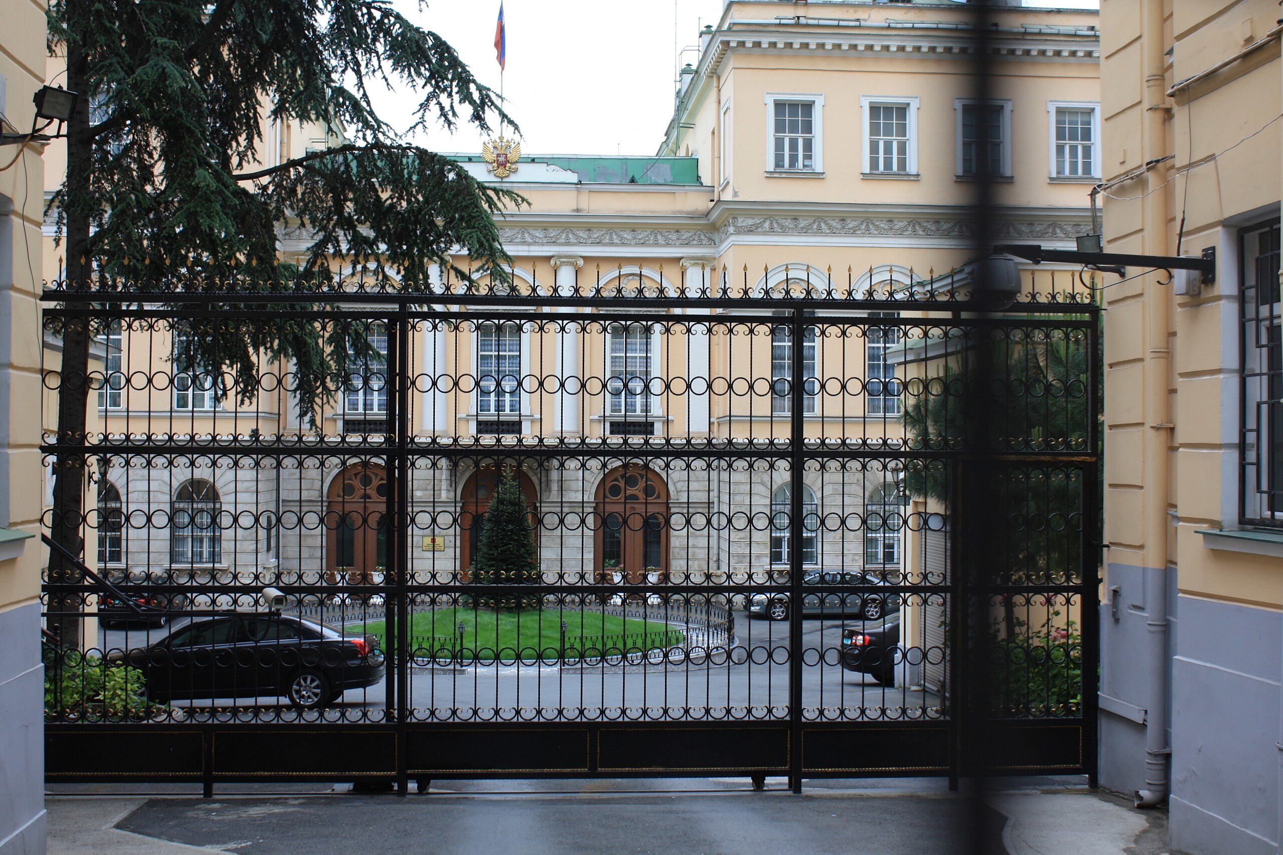 В немецком Бонне местный житель пытался протаранить ворота Генконсульства РФ