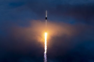 В США запустили ракету-носитель Falcon 9 с космическим кораблем Crew Dragon