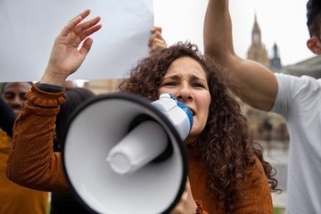 В Индонезии два туриста в шутку поучаствовали в массовом протесте и были депортированы