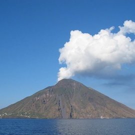 В Италии проснулся вулкан Этна, выбросив столб пепла на 4,5 километра