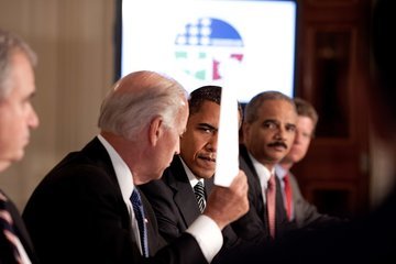 FT: в стане демпартии разногласия между кланами Байдена, Обамы и Клинтон
