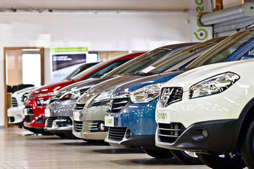 Автоэксперт Васильев призвал не ждать снижения цен на автомобили в России